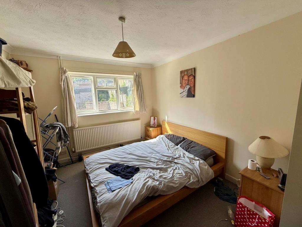 Lot: 68 - FREEHOLD INVESTMENT - PURPOSE-BUILT BLOCK OF TWO FLATS - First floor flat bedroom